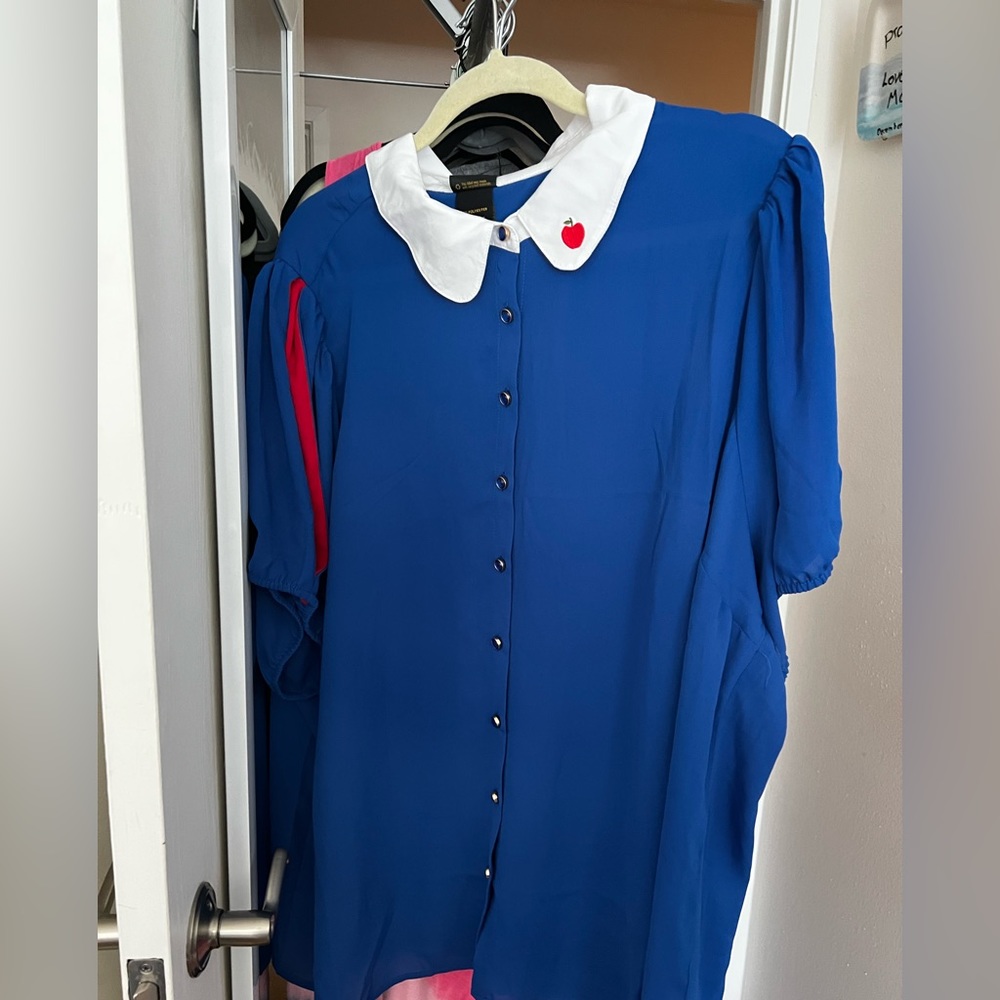 NWT Torrid Disney Snow White Stretch Challis button up shirt